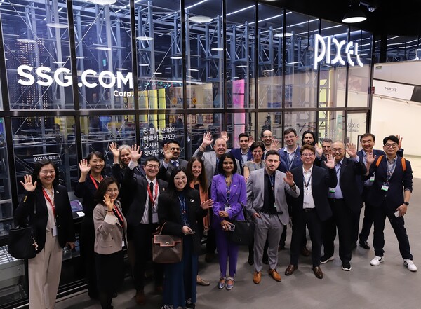 2024년 4월 22일 SSG닷컴 도심형 하이브리드 물류센터 'EOS 청계천점'을 방문한 캐나다 무역사절단이 기념사진을 촬영하고 있다./자료사진=SSG닷컴