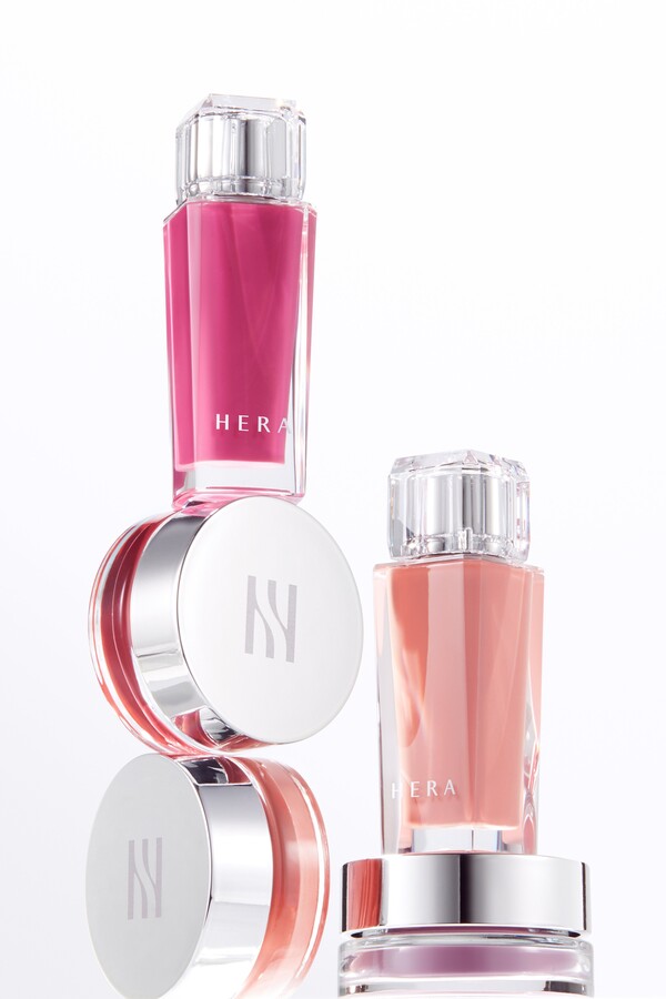 아모레퍼시픽은 2024년 6월 4일 컨템포러리 뷰티 브랜드 헤라가 '센슈얼 피팅 글로우 틴트'와 '센슈얼 립앤치크'를 출시했다./사진=아모레퍼시픽
