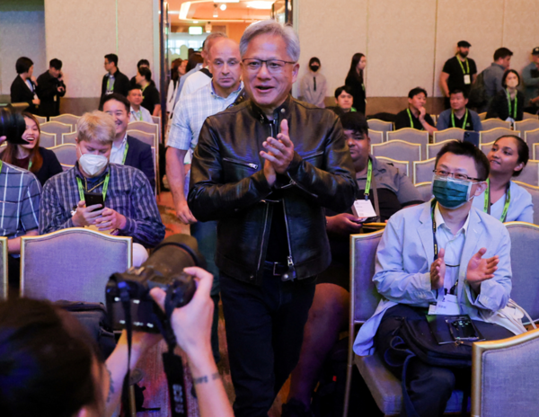 엔비디아 젠슨 황 최고경영자(CEO)가 2024년 6월 4일 대만 타이베이에서 열린 COMPUTEX 포럼 행사에 도착하고 있다./로이터연합