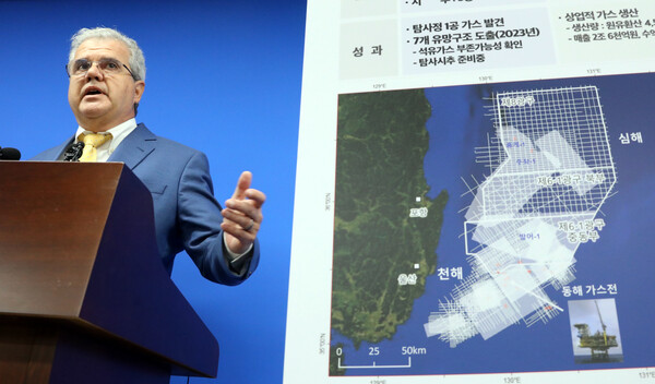 동해 심해 석유·가스 매장 분석을 담당한 미국 액트지오의 비토르 아브레우 고문이 2024년 6월 7일 오전 정부세종청사 산업통상자원부 기자실에서 동해 심해 가스전 개발과 관련한 질문에 답하고 있다./사진=연합뉴스