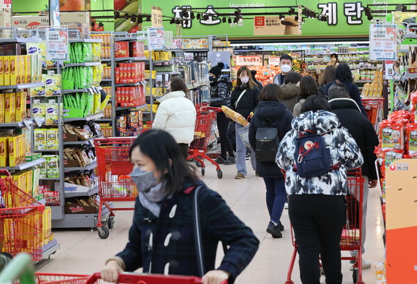 서울 한 대형마트에서 고개들이 장을 보고 있다./사진=연합뉴스