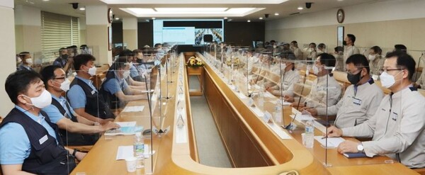 마주 앉은 현대차 노사 교섭 대표들./사진=현대차 노조