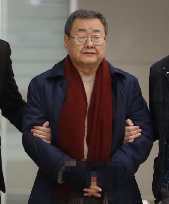 가사 도우미, 여비서 상대 성범죄 혐의를 받는 김준기 전 DB그룹(옛 동부그룹) 회장이 2019년 10월 23일 새벽 인천국제공항을 통해 귀국한 뒤 체포돼 경찰서로 압송되고 있다. /연합