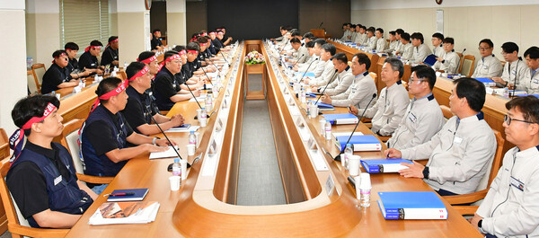 현대자동차 노사 관계자들이 2024년 5월 23일 현대차 울산공장 본관 동행룸에서 2024년 임금협상 교섭 상견례를 하고 있다./사진=현대자동차