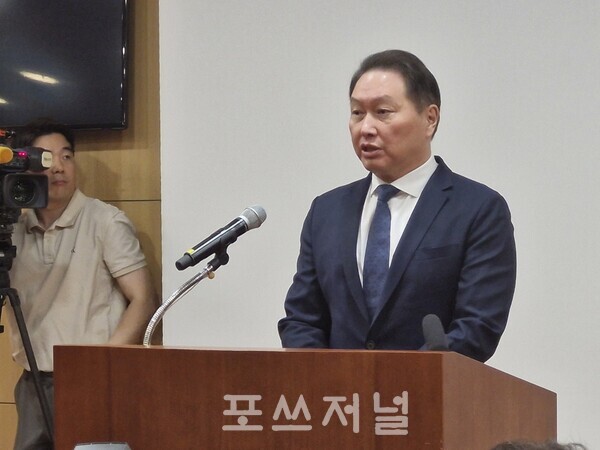 최태원 SK그룹 회장이 2024년 6월17일 서울 종로구 SK 서린사옥에서 노소영 아트센터나비 관장과의 이혼소송 현안과 관련해 입장을 밝히고 있다./사진=서영길 기자.