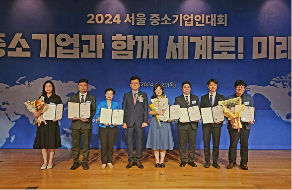 이승주 롯데GRS 경영지원부문 상무(오른쪽)가 2024년 6월 20일 중소기업DMC타워에서 열린 2024 서울 중소기업인 대회에서 중소벤처기업부장관 표창 수상 후 단체 기념 촬영하고 있다. / 사진=롯데GRS
