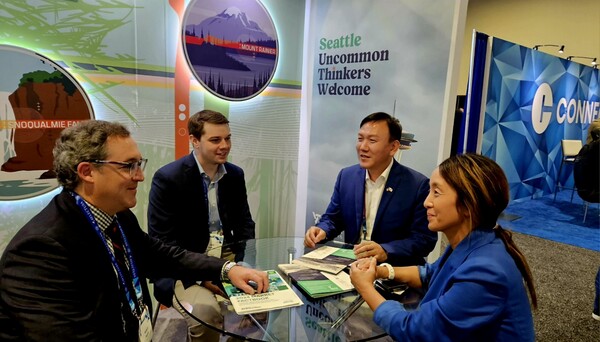 차완영 마린이노베이션 대표(왼쪽 세번째)가 ‘셀렉트USA 인베스트먼트 서밋 2024’에서 미국 워싱턴 주정부 관계자들과 사업 현지화 관련 논의를 하고 있다./사진=SK이노베이션