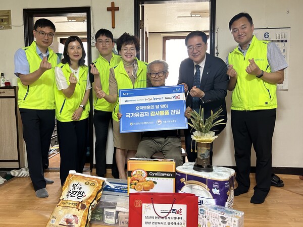 2024년 6월 24일 서울 서대문구 북가좌동에서 조은주 농신보 상무(왼쪽에서 4번째), 남궁선 서울지방보훈청장(왼쪽에서 6번째)과 농신보 동행봉사단이 6.25 참전 국가유공자 김찬웅씨와 기념 촬영을 하고 있다. /사진=농협