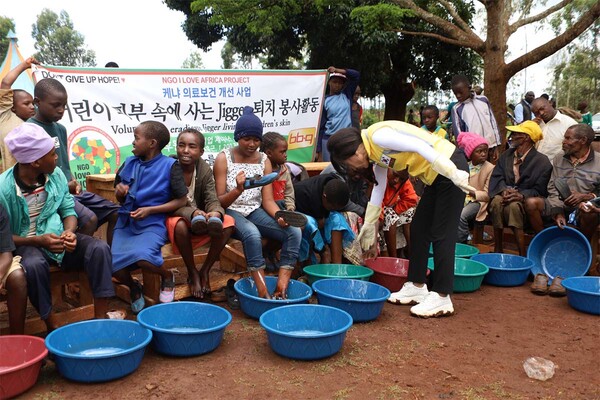 BBQ가 므랑가 카운티 지역의 초등학교를 방문해 아이들과 지역 주민들의 모래벼룩 퇴치와 의료 지원을 하고 있다. / 2024.6.26. 사진=BBQ