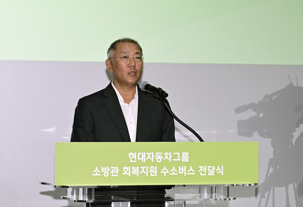 정의선 현대차그룹 회장이 2024년 6월 27일 제주도 제주시 구좌읍 행원 수소 수전해 실증단지 내에 위치한 CFI(Carbon Free Island, 탄소 없는 섬) 에너지미래관에서 열린 ‘소방관 회복지원 수소버스 전달식’에서 인사말을 하고 있다./사진=현대자동차그룹