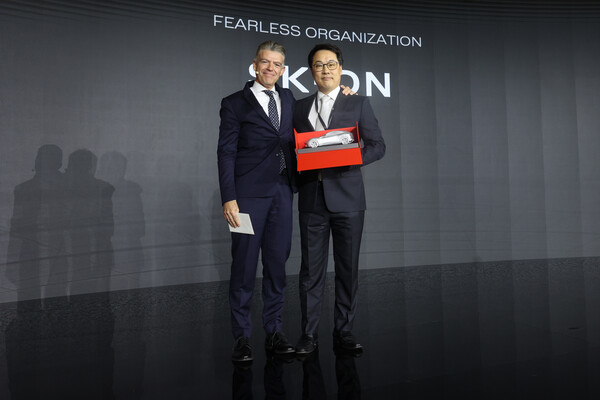 정구필 SK온 EU세일즈 담당(오른쪽)과 지안마리아 풀겐지 페라리 최고 제품개발 책임자(CPDO)가 2024년 6월 26일(현지시간) 이탈리아 마라넬로에서 열린 ‘포디오 페라리’ 행사 중 기념 촬영을 하고 있다./사진=SK온