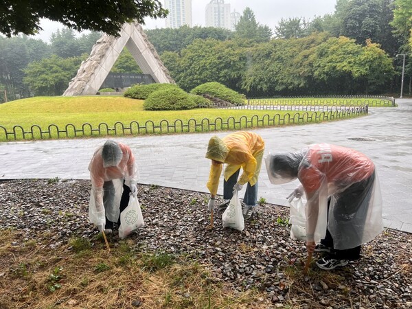 BSR봉사단이 2024년 6월 22일 매헌시민의 숲 일대에서 플로깅 봉사활동을 하고 있다. / 사진=bhc그룹