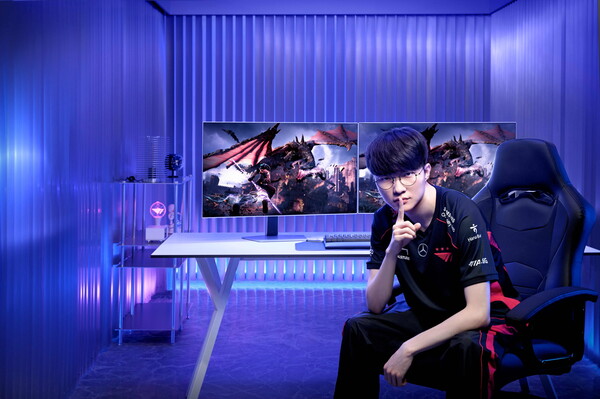 페이커 선수가 삼성전자 OLED 게이밍 모니터 '오디세이 OLED G8(G80SD)'을 소개하고 있다. / 사진=삼성전자