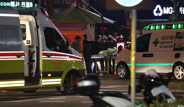 2024년 7월 1일 저녁 대형 교통사고가 발생한 서울 시청역 인근 교차로에서 구조대원들이 현장을 수습하고 있다. /연합뉴스