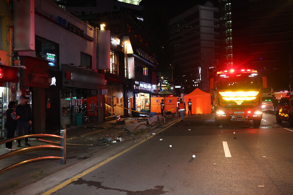 2024년 7월 1일 밤 대형 교통사고가 발생한 서울 시청역 인근 교차로 인도에 설치된 분리대가 완전히 파괴되어 있다. /연합