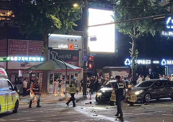 2024년 7월 1일 밤 대형 교통사고가 발생한 서울 시청역 인근 교차로에서 경찰과 구조대원들이 현장을 수습하고 있다. /연합