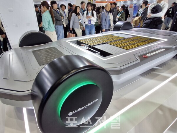 LG에너지솔루션의 셀투팩(CTP) 자동차 목업(Mock-up)./사진=서영길 기자