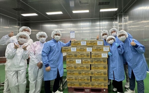 알리건강 관계자들이 2024년 6월 특수분유를 생산하는 매일유업 공장에서 기념사진을 찍고 있다. / 사진=매일유업