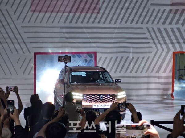 2024년 6월 27일 2024 부산모빌리티쇼에 4년 만에 참가한 르노코리아가 수년 동안 개발에 매진했던 하이브리드차 프로젝트인 '오로라 프로젝트'의 첫 모델, 그랑 콜레오스를 전세계 최초로 공개했다./사진=서영길 기자