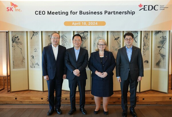 SK그룹은 2024년 4월 서울 종로구 SK서린빌딩에서 캐나다수출개발공사(EDC)와 회동을 갖고 협력 방안을 논의했다. (왼쪽부터) 이석희 SK온 사장, 장용호 SK㈜ 사장, 머레이드 레이버리 EDC 사장, 박상규 SK이노베이션 사장이 기념사진 촬영을 하고 있다./사진=SK