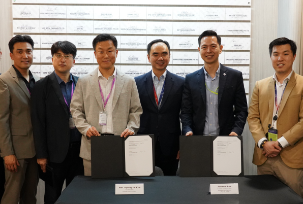 현대제철은 싱가포르 과학기술청 산하 연구센터인 ARTC와 철강 제조공정 혁신 및 품질 개선을 위한 AI 기술개발 협력 NDA를 체결했다. (왼쪽부터) 현대제철 문태수 머신비전연구팀장, 한학수 공정제어기술실장, 김형진 공정연구센터장, ARTC 데이비드 로우 CEO 등 관계자들이 기념사진을 찍고 있다./사진=현대제철