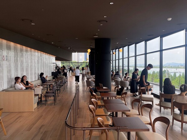 폴 바셋 부산 금곡 200호점 내부 / 사진=매일홀딩스