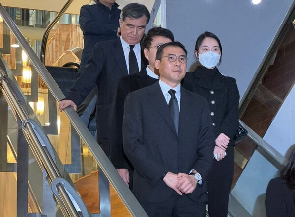 조현문 효성 전 부사장(맨 앞)이 2024년 3월 30일 부친 고(故) 조석래 효성 명예회장의 빈소로 들어서고 있다./사진=공동취재단