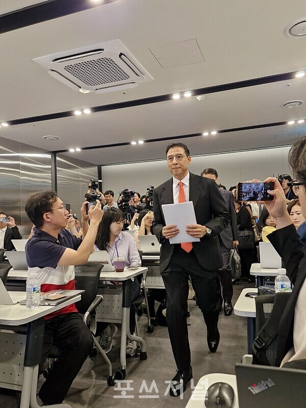 조현문 효성 전 부사장이 2024년 7월 5일 서울 강남구 코엑스몰 스파크플러스에서 열린 기자간담회 장소에 입장하고 있다./사진=서영길 기자