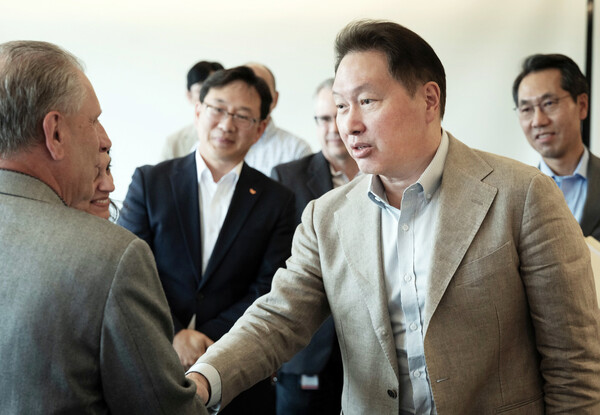  최태원 회장이 2024.7월 7일(현지시간) 뉴저지에 위치한 SK바이오팜의 미국 법인 SK라이프사이언스 본사를 찾아 바이오 사업 현황을 점검하고 있다./SK그룹