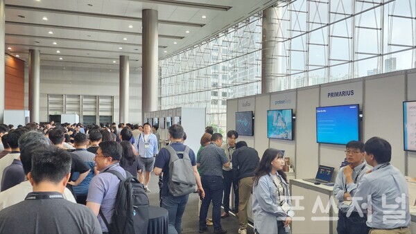 2024년 7월9일 서울 코엑스 오리토리움에서 진행된 삼성전자 파운드리포럼에서 꾸려진 협력사 부스를 삼성전자와 파운드리 업계 관계자들이 둘러보고 있다./사진=문기수 기자