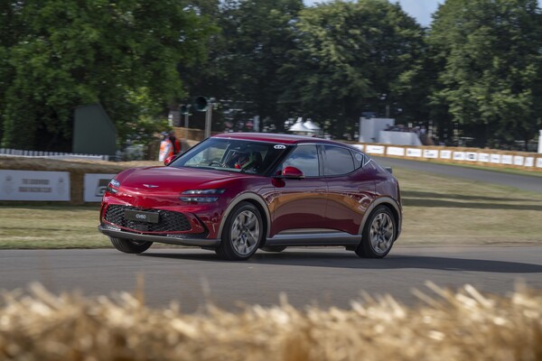 2023년 7월 영국 최대 자동차 축제 '굿우드 페스티벌 오브 스피드'에서 주행 중인 제네시스 GV60의 모습./사진=현대자동차