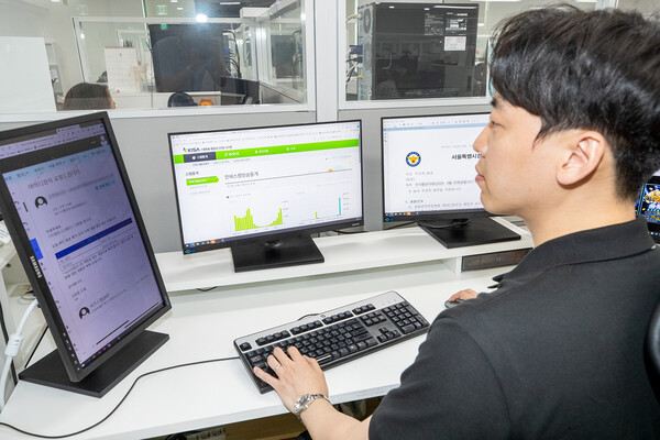 KT 직원이 보이스피싱 범죄 의심 회선을 즉시 차단하는 ‘긴급망차단서비스’를 시연하고 있다./사진=KT