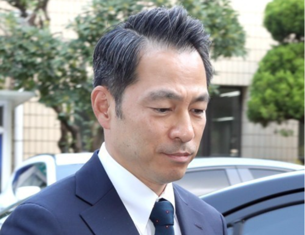 강정석 동아쏘시오홀딩스 회장이 회삿돈 횡령과 불법 리베이트 등에 관한 검찰 조사를 받기 위해 2017년 6월 27일 오전 부산지검 동부지청에 출석하고 있다. /연합