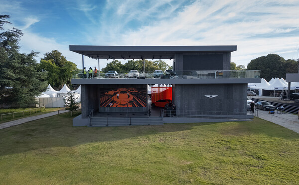 제네시스는 2024년 7월 11일(현지시각) 영국 웨스트서식스주에서 열린 세계적인 자동차 축제 ‘2024 굿우드 페스티벌 오브 스피드’에서 ‘GV60 마그마 콘셉트’ 등의 고성능 주행 능력을 시연해 보였다. 행사장에 설치된 제네시스 전시 공간 전경./사진=현대자동차