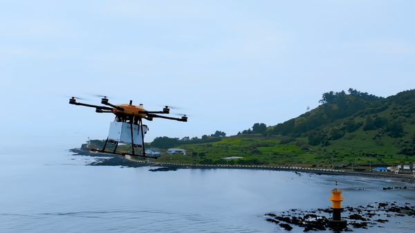 삼성전자 모바일 제품을 실은 드론이 제주시 비양도를 향해 비행하고 있다. 사진=삼성전자