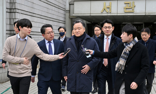 허영인 SPC그룹 회장이 2024년 2월 1일 서울 서초구 서울중앙지법에서 '삼립 부당지원' 혐의 사건 1심에서 무죄를 선고받고 법원 청사를 빠져 나오고 있다./연합