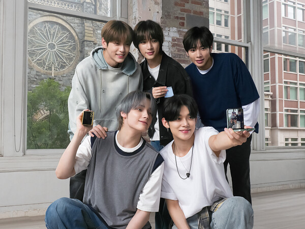 갤럭시 앰배서더 투모로우바이투게더가 삼성전자 신제품 '갤럭시 Z 플립6'로 사진 촬영하고 있다. / 사진=삼성전자