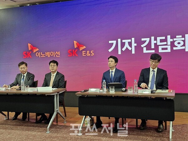 2024년 7월 18일 서울 종로구 SK서린빌딩에서 열린 SK이노베이션-SK E&S 간 합병 관련 기자간담회에서(왼쪽부터) 강동수 SK이노베이션 전략·재무부문장, 박상규 SK이노베이션 대표이사 사장, 추형욱 SK E&S 대표이사 사장, 서건기 SK E&S 재무부문장이 기자들의 질문을 듣고 있다./사진=서영길 기자
