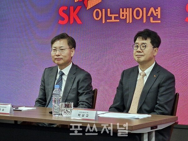 2024년 7월 18일 서울 종로구 SK서린빌딩에서 열린 SK이노베이션-SK E&S 간 합병 관련 기자간담회에서(왼쪽부터) 강동수 SK이노베이션 전략·재무부문장, 박상규 SK이노베이션 대표이사 사장이 기자들의 질문을 듣고 있다./사진=서영길 기자