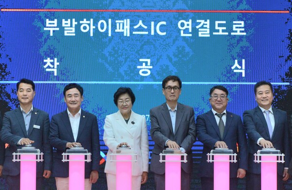2024년 7월 19일 경기도 이천시 대월면 대흥리서 열린 ‘이천 부발하이패스IC 착공식’에서 (왼쪽 두 번째부터) 박명서 이천시의회 의장, 김경희 이천시장, 한국도로공사 함진규 사장, SK하이닉스 김동섭 사장, SK하이닉스 신상규 부사장이 기념사진을 찍고 있다./사진=SK하이닉스