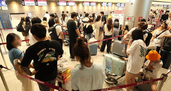 'MS 클라우드 오류'가 발생해 몇몇 항공사들의 발권·예약 시스템이 마비된 2024년 7월 19일 오후 제주국제공항 출발층 이스타항공 발권카운터가 발권을 기다리는 승객들로 크게 붐비고 있다./연합뉴스