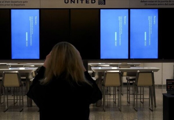 세계 전산 마비시킨 '죽음의 블루스크린'/로이터연합