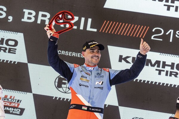 현대자동차가 글로벌 최정상급 투어링카 대회 '2024 TCR 월드투어' 4라운드 브라질 레이스에서 우승컵을 들어올리며 올해 두 번째 포디움 정상에 올라섰다. 노버트 미첼리즈 선수가 2024년 7월 19~21일(현지시간) 열린 2024 TCR 월드 투어 브라질 레이스에서 우승을 차지하고 기뻐하고 있다./사진=현대자동차