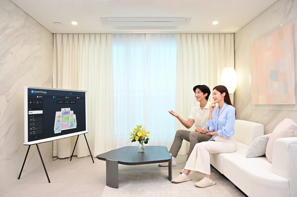 삼성전자 모델이 스마트 아파트에서 각 공간의 가전을 직관적으로 관리할 수 있는 '3D 맵 뷰 기능을 체험하고 있다./사진=삼성전자