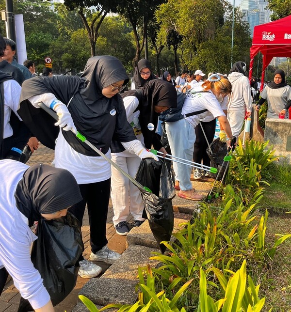 KT&G 상상유니브 인도네시아 소속 현지 대학생들과 KT&G 인도네시아 법인 임직원으로 구성된 참가자들이 2024년 7월 21일 자카르타에서 쓰레기 수거 환경정화 봉사활동을 진행하고 있다. / 사진=KT&G