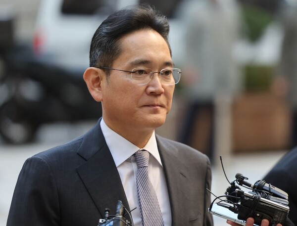 이재용 삼성전자 회장이 17일 오전 서울 서초구 서울중앙지방법원에서 열린 '회계부정·부당합병' 관련 1심 결심 공판에 출석하고 있다. 2023.11.17/연합