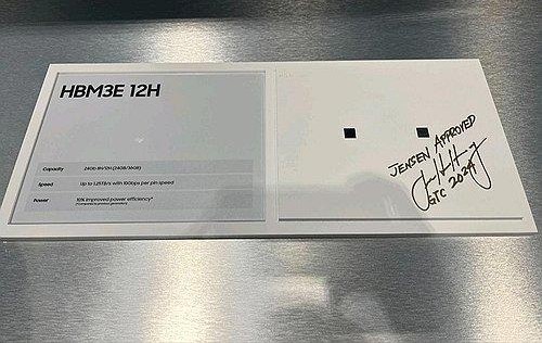 엔비디아 CEO(최고경영책임자) 젠슨황이 2024년 3월 미국에서 열린 반도체 컨퍼런스 2024GTC에 전시된 삼성전자 HBM3E 12H 제품에 '젠슨이 승인했다'라는 싸인을 남긴 모습. 하지만 HBM3E 제품이 실제로 엔비디아에 납품됐다는 소식은 들리지 않고 있다./사진=한진만 삼성전자 부사장 SNS 캡처