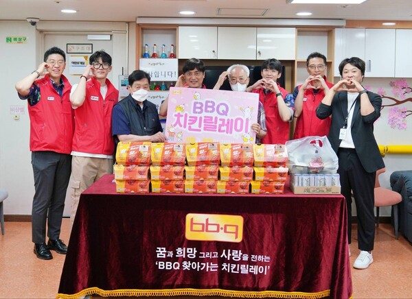 2024년 7월 23일 BBQ 그룹 임직원들이 강남 소재 노인복지센터 ‘학수정 데이케어센터’를 방문해 중복 맞아 센터를 방문하는 어르신들에게 직접 조리한 황금올리브 치킨 100인분 전달하고 있다./BBQ그룹