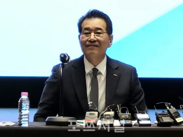 장인화 포스코그룹 신임 회장이 2024년 3월 21일 오전 서울 강남구 포스코센터에서 열린 기자간담회에서 기자들의 질문을 듣고 있다./사진=서영길 기자