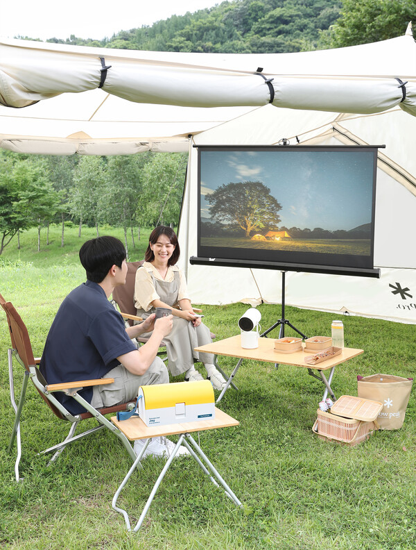 2024년 7월 25일 삼성전자 모델이 '스노우피크 에버랜드 캠프필드'에서 '더 프리스타일 2세대 무료 대여 To Go 서비스'를 이용하고 있다./사진=삼성전자